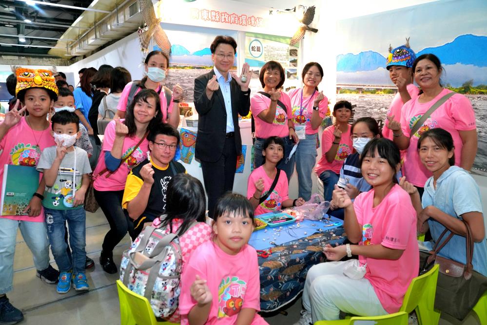 圖說:屏東縣餉潭國小學童現場分享繪本。