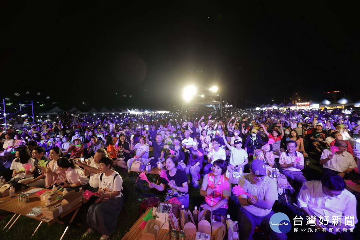 民眾以手機閃光互動歡樂。(縣府提供)
