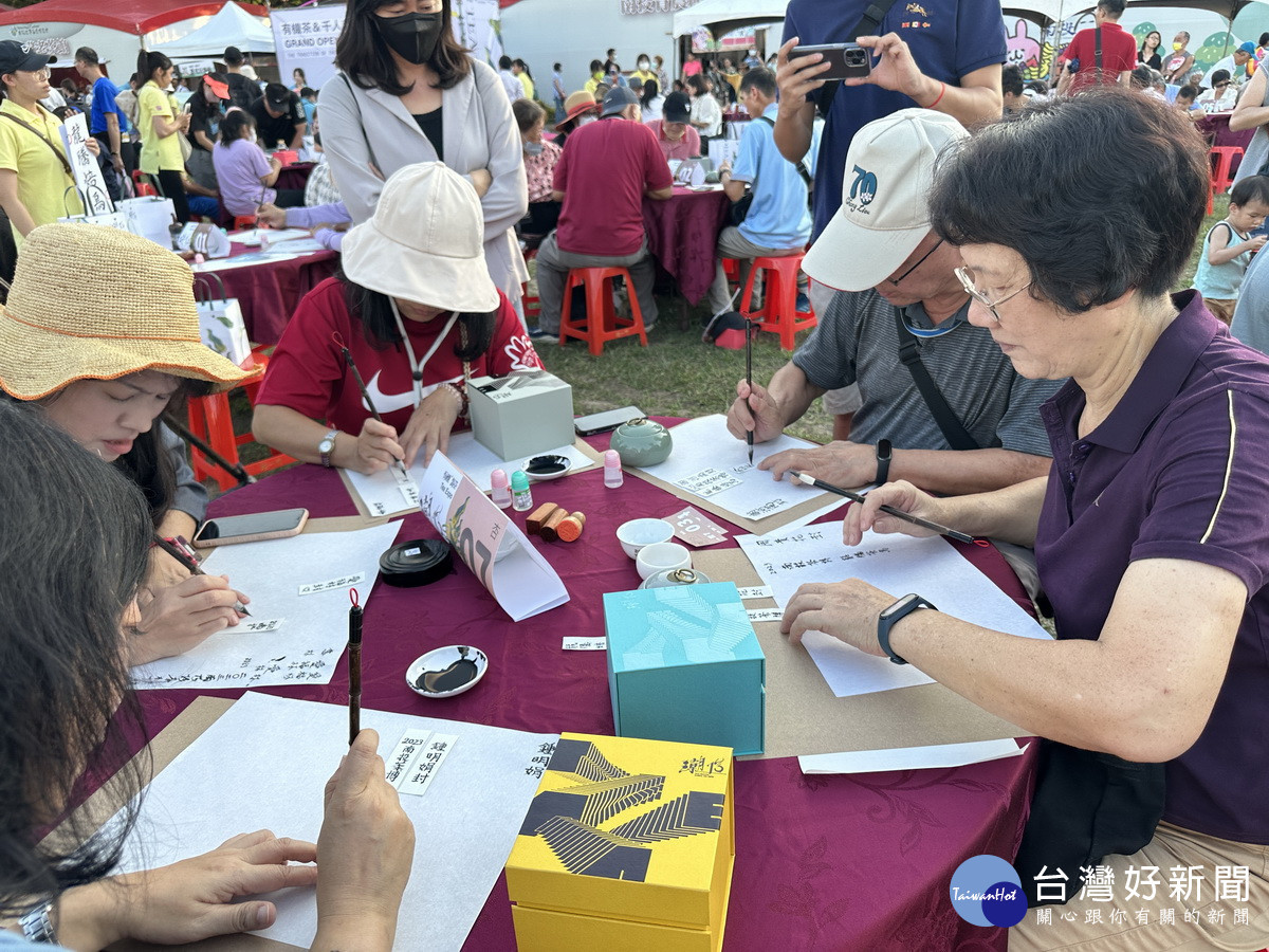 民眾各自寫下對自己的期許或心願,歡喜封藏有機好茶。(記者扶小萍攝)