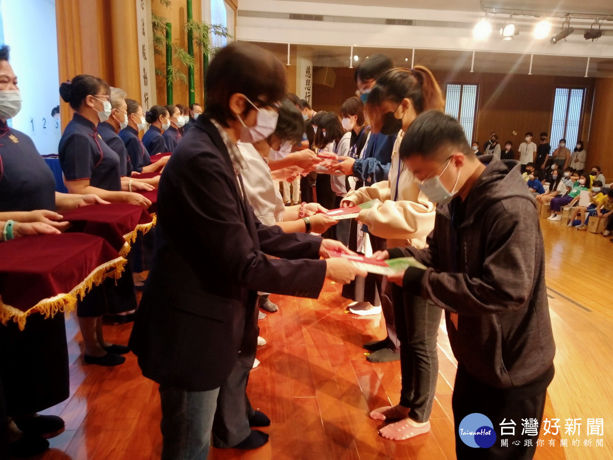 各校校長出席為學子頒獎以為鼓勵。(慈濟南投服務處提供)