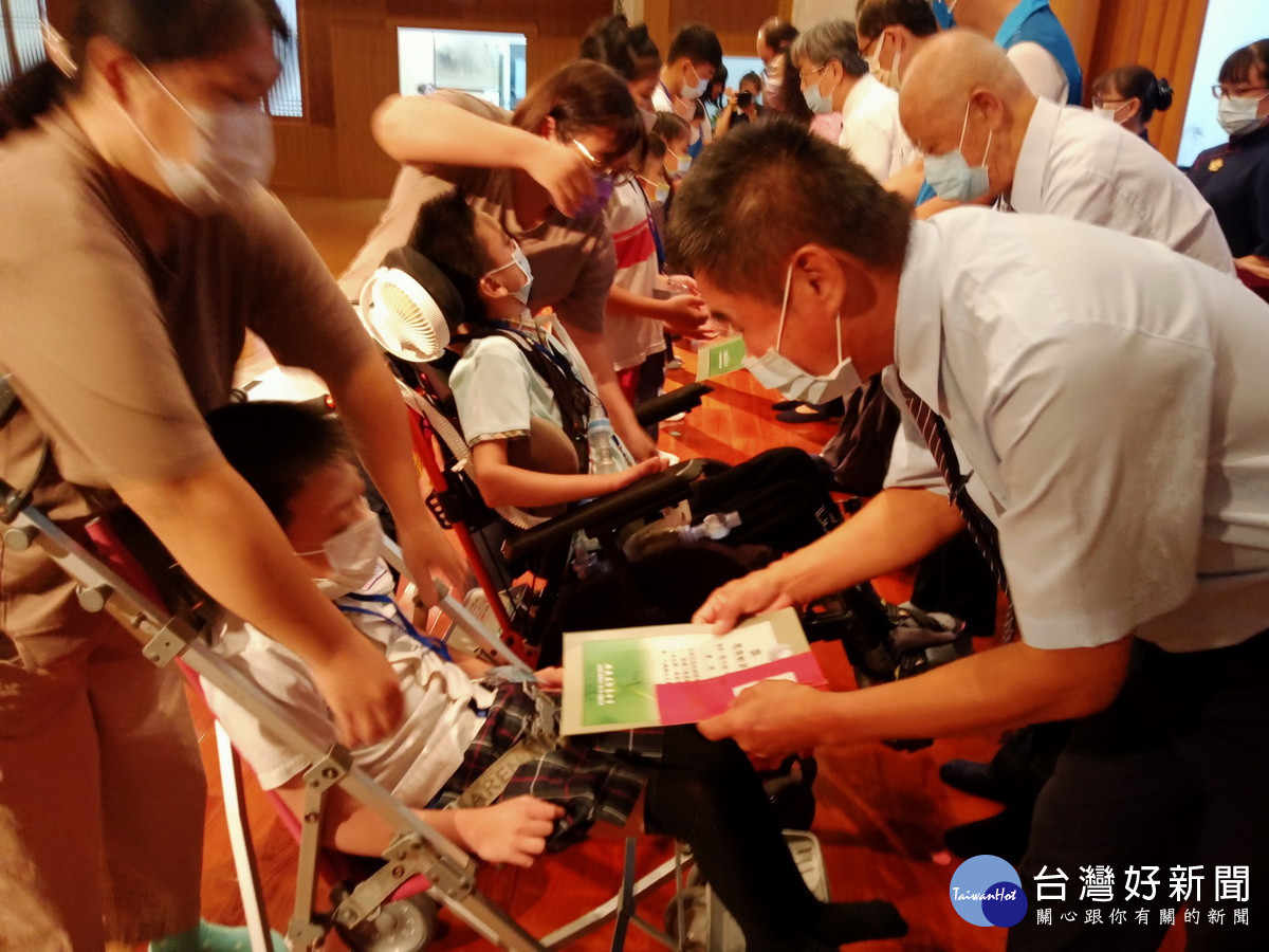 身障學子由家長陪同上台領獎。(慈濟南投服務處提供)