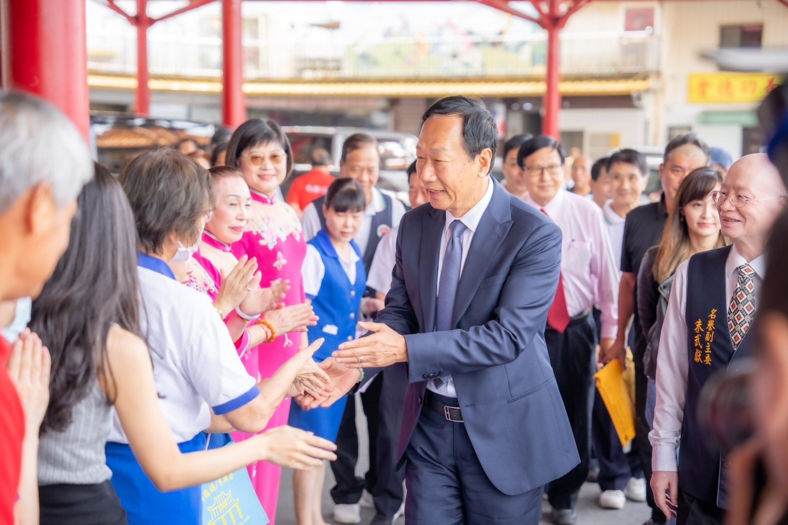 郭台銘赴基隆天顯宮參香,與民眾互動。郭辦提供
