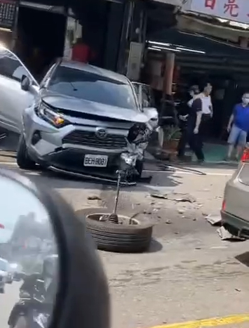 (連環車禍片)自小客車失控!中壢龍岡路連撞14輛汽機車 11人受傷8人送醫 65 | 社會 社會 記者爆料網