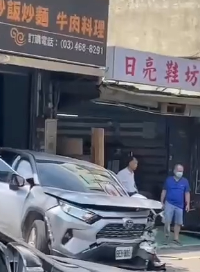 (連環車禍片)自小客車失控!中壢龍岡路連撞14輛汽機車 11人受傷8人送醫 63 | 社會 社會 記者爆料網