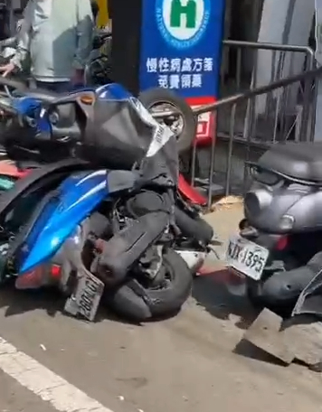 (連環車禍片)自小客車失控!中壢龍岡路連撞14輛汽機車 11人受傷8人送醫 64 | 社會 社會 記者爆料網