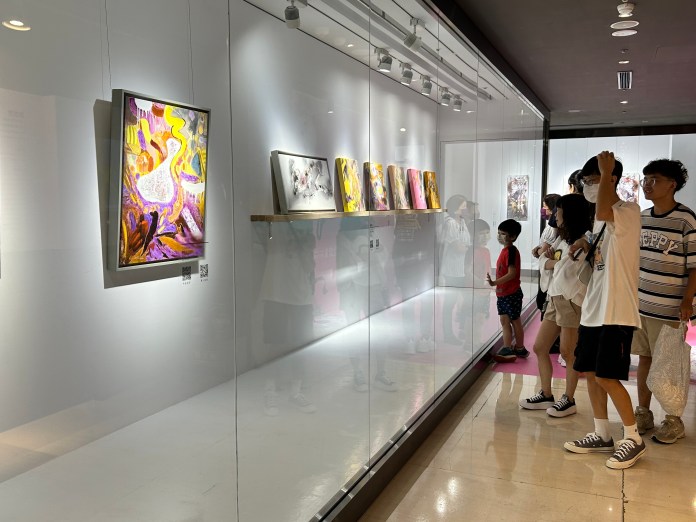 書寫筆畫躍動意象 許世芳個展「一念萬象」中友時尚藝廊開展 77 7 | 藝文娛樂 藝文娛樂 記者爆料網