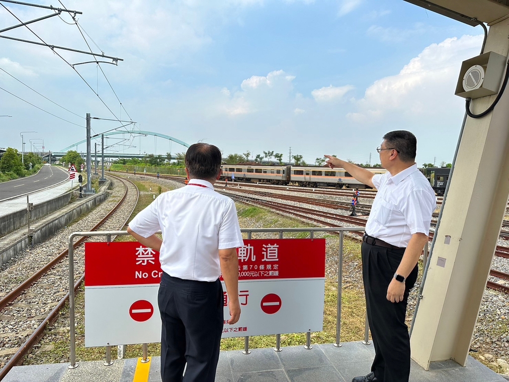 臺鐵局局長杜微於10月14日親赴高屏地區，了解高雄地下化車站（圖：交通部臺鐵局）