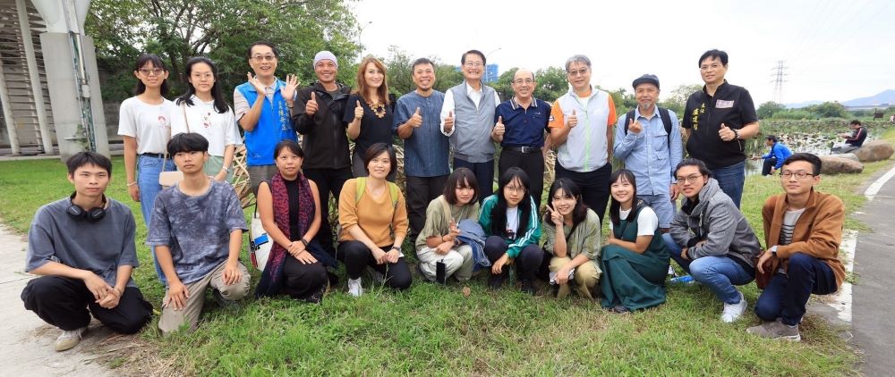 《圖說》新北濕地藝術季展開,後排右五陳敬純副市長、右四水利局長宋德仁、右參高灘處長張修銘。〈高灘處提供〉