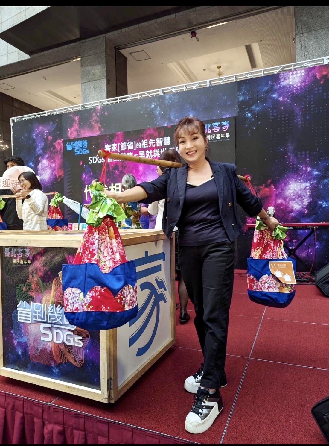 2023義民嘉年華「省到幾時」,台北市市政顧問陳月娥挑起客家扁擔敬奉義民爺。