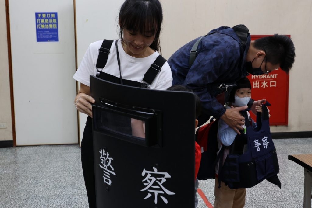 小朋友對警察裝備充滿好奇。(記者宋紹誠翻攝)