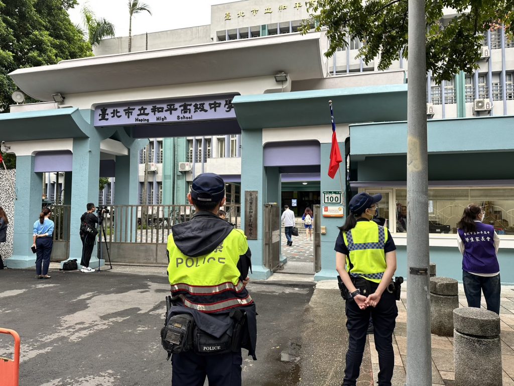 大安分局增派警力加強和平高中校園安全維護。（記者林金聖翻攝）