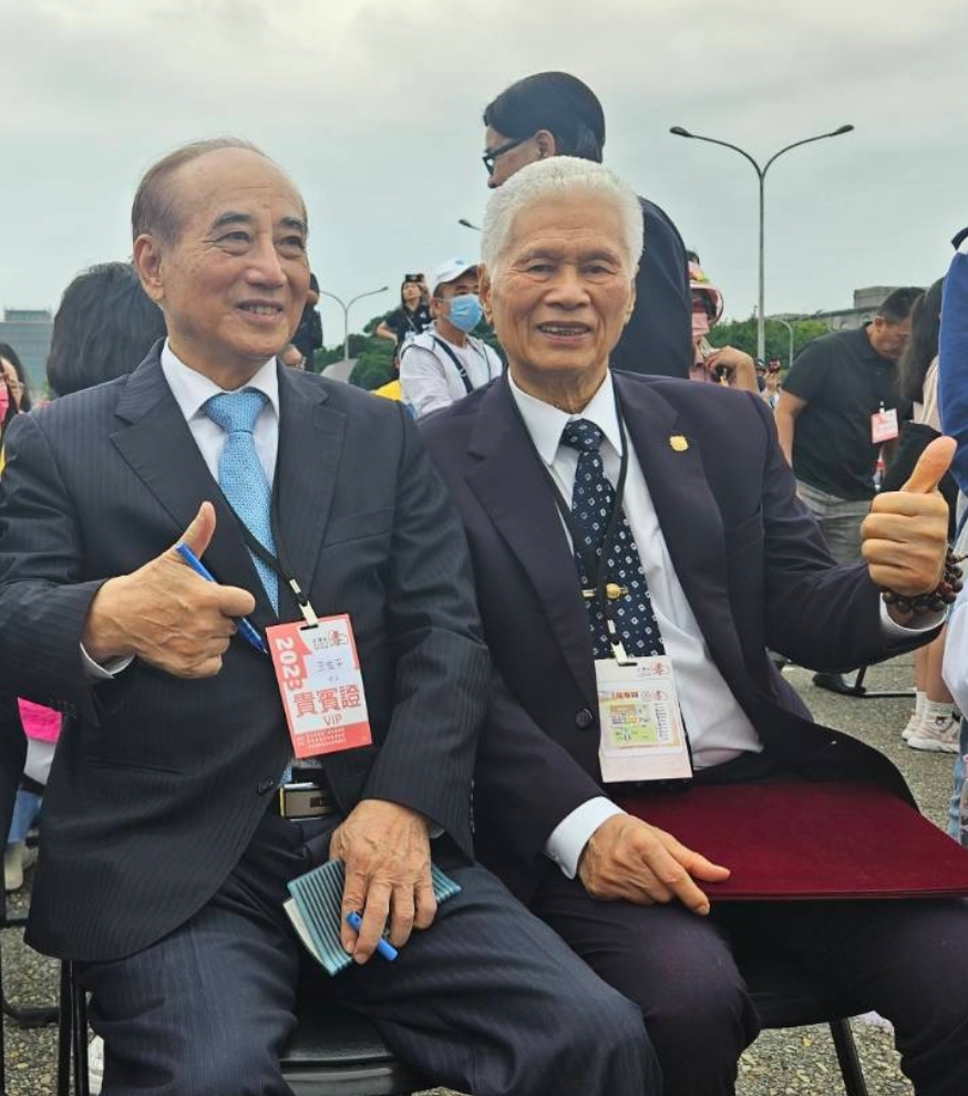 王金平前立法院長(圖左)與張朝國總會長(圖右)希望藉由此活動在每人心中種下「百善孝為先」的種子。(記者 趙靜姸攝)