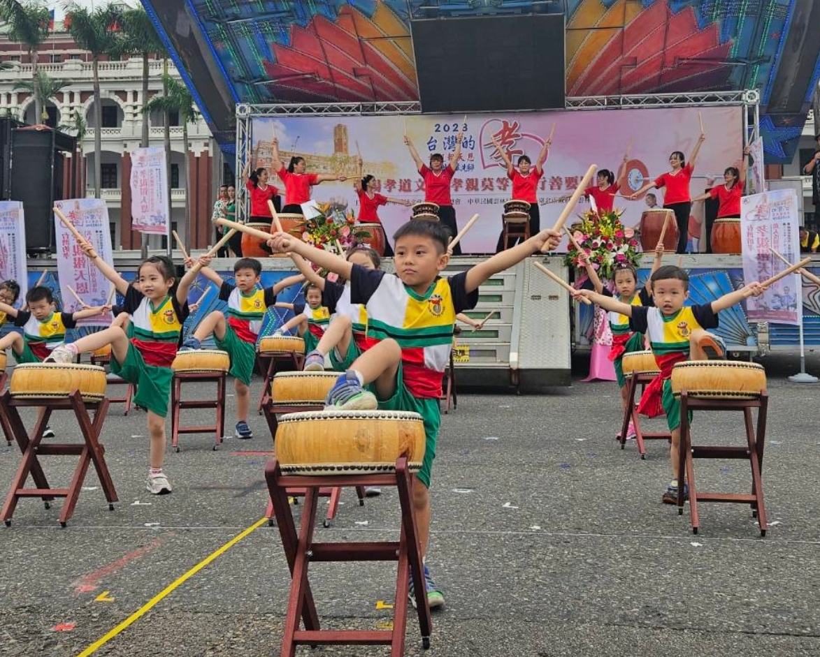 「促進格登幼兒園」的太鼓表演雷霆萬鈞。(記者 趙靜姸攝)