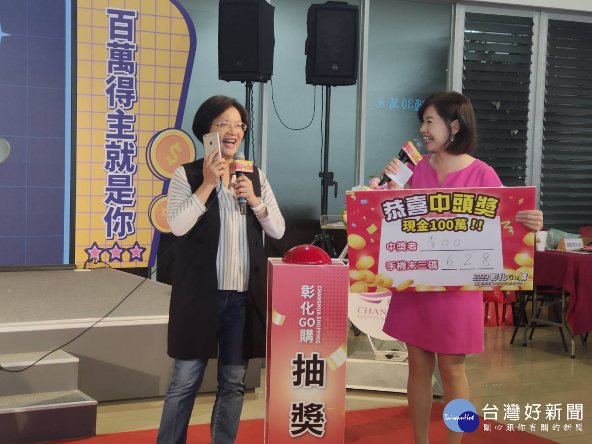 百萬現金得主,由住在和美的李先生,在全聯消費486元就抽中一百萬,當場高興地尖叫,直呼「不可思議!」。圖/記者鄧富珍攝
