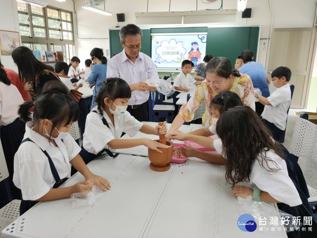 彰化縣福德國小校長卓鴻賓安排融入環境教育體驗課程,讓學生能從生活日常落實珍惜食物態度。圖/記者鄧富珍攝