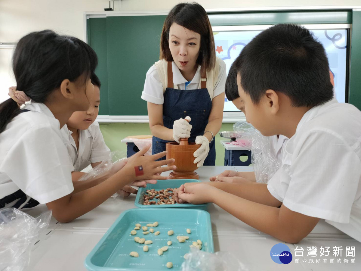 彰化縣福德國小安排融入環境教育體驗課程,讓學生能從生活日常落實珍惜食物態度。圖/記者鄧富珍攝