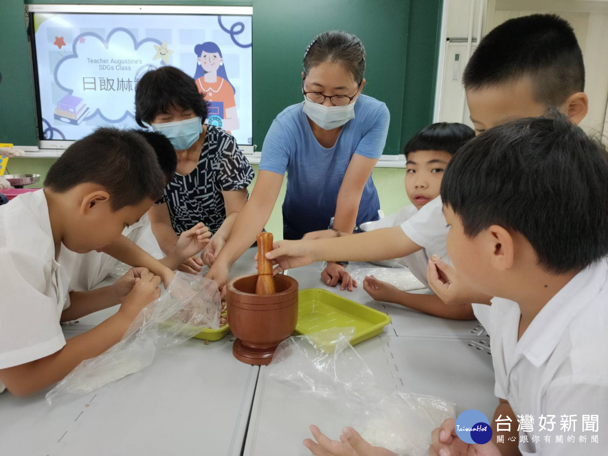 彰化縣福德國小安排融入環境教育體驗課程,讓學生能從生活日常落實珍惜食物態度。圖/記者鄧富珍攝
