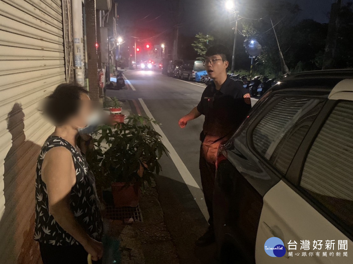 失智突發忘記回家路，中壢暖警獲報送返家。