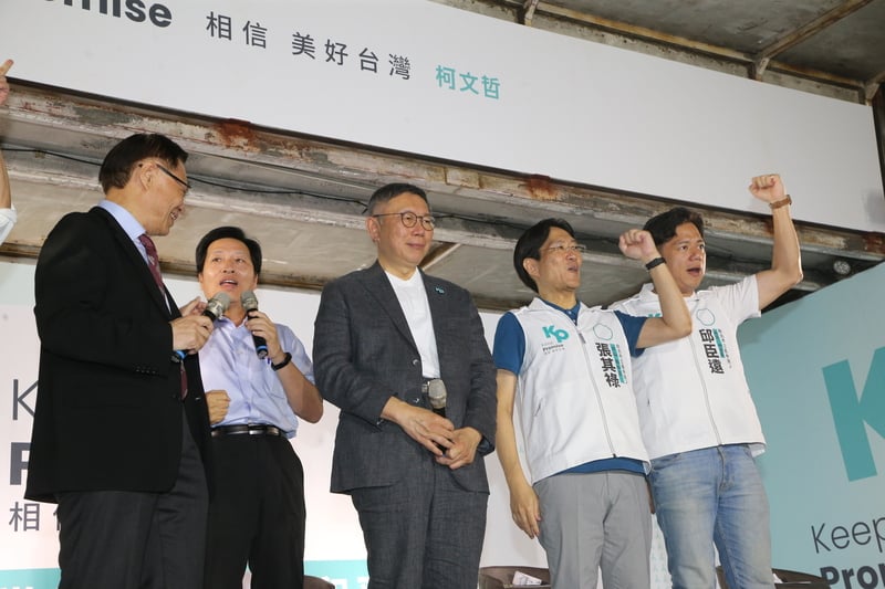 柯文哲15日晚間到台北市木柵忠順廟,出席廟口開講台北場。中央社