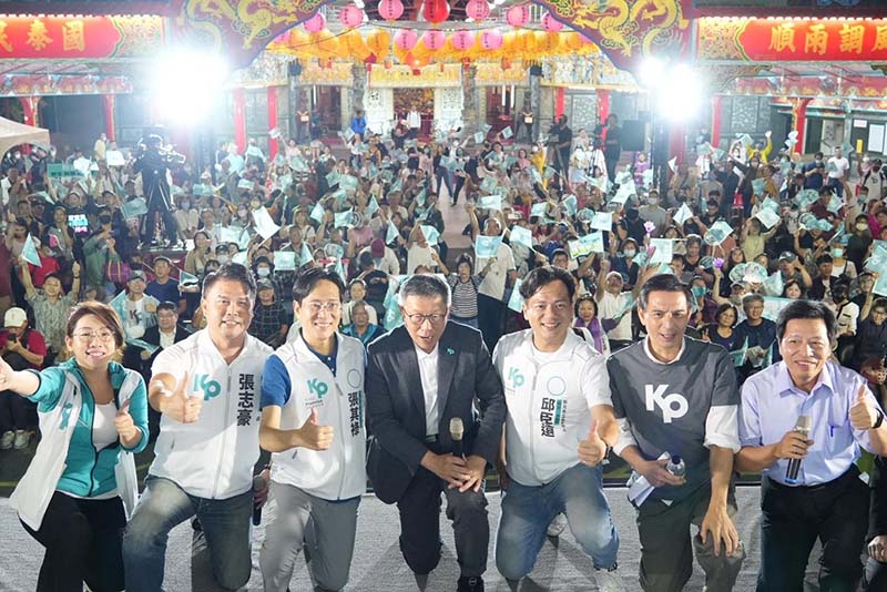 民眾黨總統參選人柯文哲出席北市木柵的廟口開講,表態反對遇到什麼事就搞什麼單位,以後當總統將把黨產會、促轉會全部清掉。圖/引自柯文哲臉書