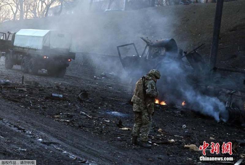 當地時間2022年2月26日,烏克蘭軍人收集與俄交火後的未爆炮彈。圖/中新社