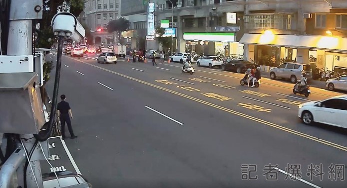 「你的車底在冒煙」!小貨車半路起火 派出所員警持滅火器解除路口驚魂 65 S 25264142 | 社會 社會 記者爆料網