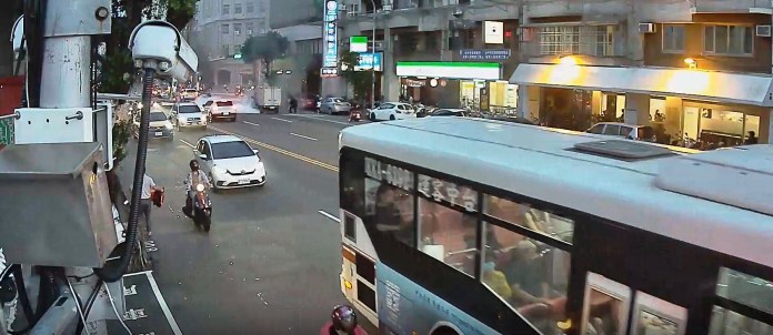 「你的車底在冒煙」!小貨車半路起火 派出所員警持滅火器解除路口驚魂 64 S 25264140 | 社會 社會 記者爆料網