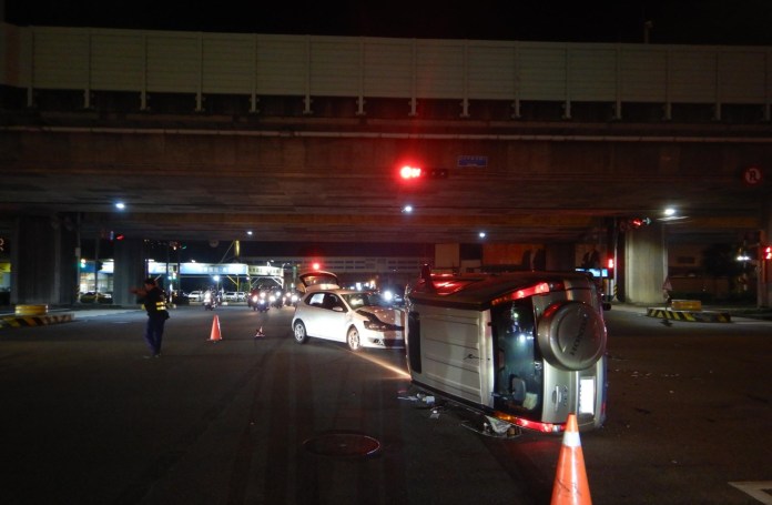 (翻車片)都搶快違規!休旅車違規左轉 撞上闖紅燈自小客車側翻 58 | 社會 社會 記者爆料網