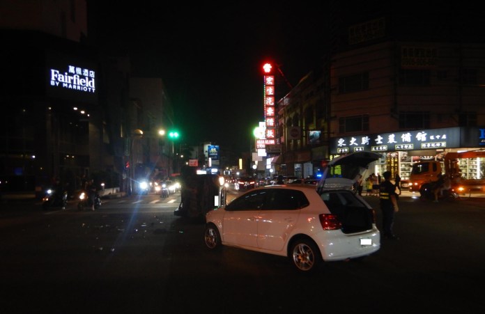 (翻車片)都搶快違規!休旅車違規左轉 撞上闖紅燈自小客車側翻 56 | 社會 社會 記者爆料網