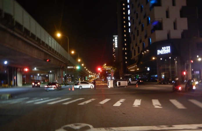 (翻車片)都搶快違規!休旅車違規左轉 撞上闖紅燈自小客車側翻 57 | 社會 社會 記者爆料網