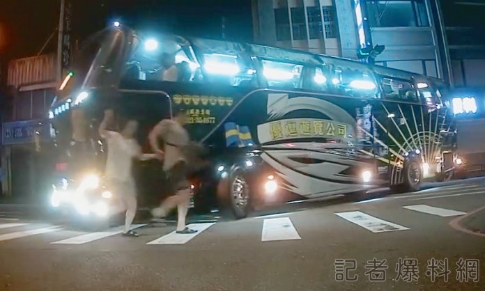 惡劣遊覽車未禮讓行人遭狠瞪 熱血駕駛「小姐我幫妳檢舉他」 62 1 15 | 社會 社會 記者爆料網