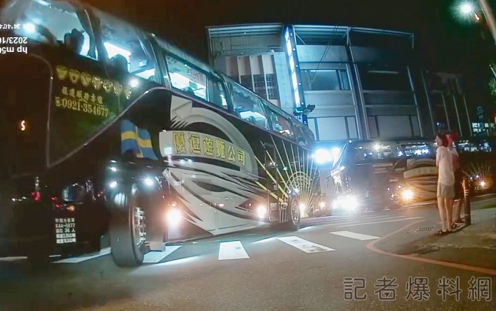 惡劣遊覽車未禮讓行人遭狠瞪 熱血駕駛「小姐我幫妳檢舉他」 61 2 14 | 社會 社會 記者爆料網