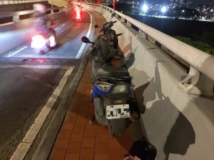 為閃避孩童掉落包包摔車! 機車騎士多處受傷送醫 55 | 社會 社會 記者爆料網