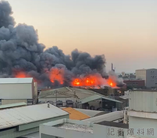 桃園觀音區錦美紙廠大火 廠區陷火海"烈焰沖天.濃煙四竄" 56 錦美紙廠,大火,火警,桃園