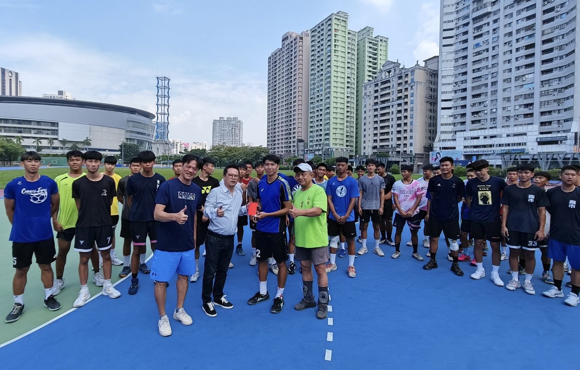 高雄市女子手球隊挑戰全運會五連霸 轉赴小港國中木質地板集訓