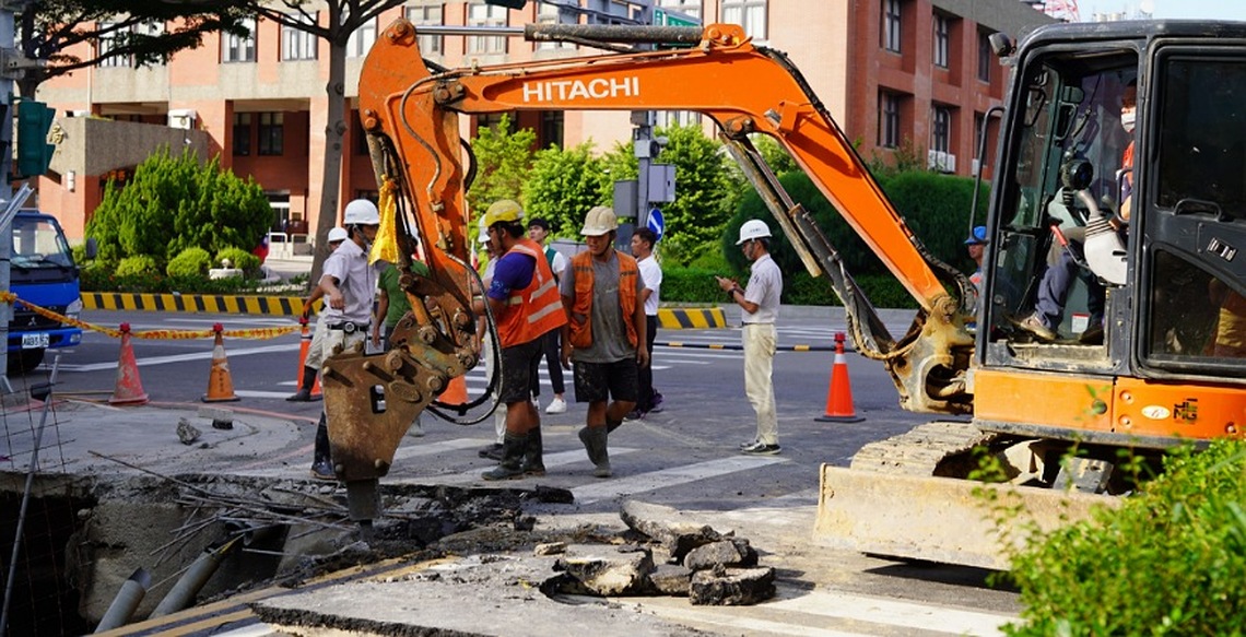竹北縣政七街搶險 縣府:監督建商灌漿穩固路基 確認安全無虞前不准復工