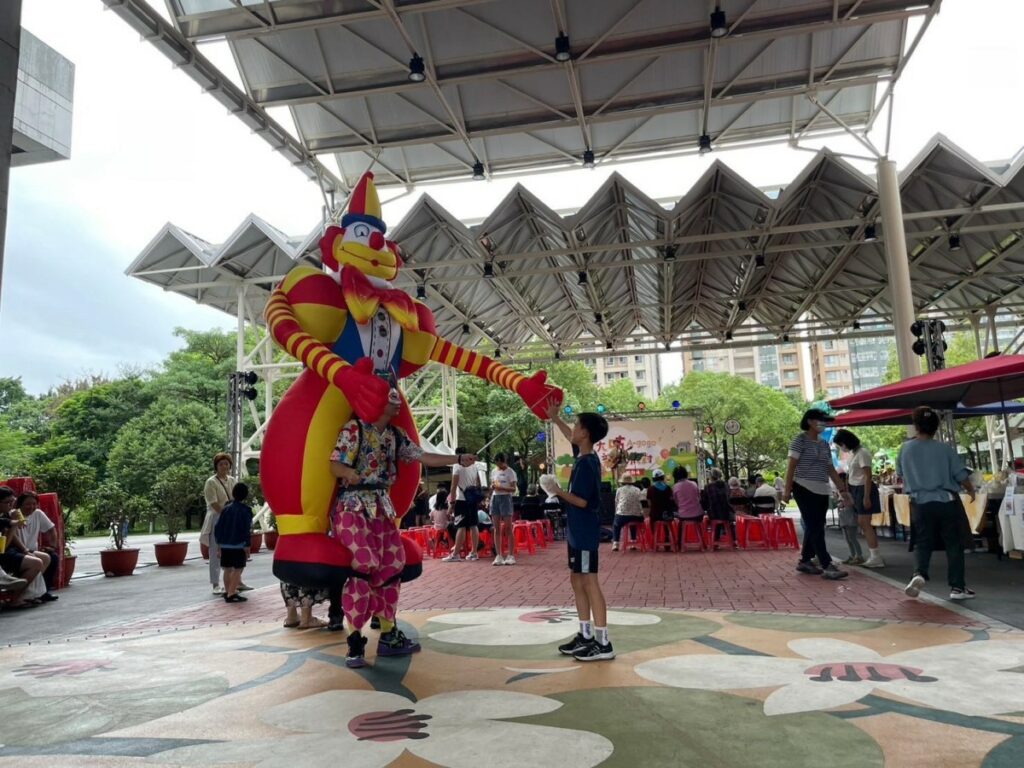 2023孵劇場ㄤ咕A-gogo親子活動現場出動大型小丑氣球人偶,吸引大小朋友目光。