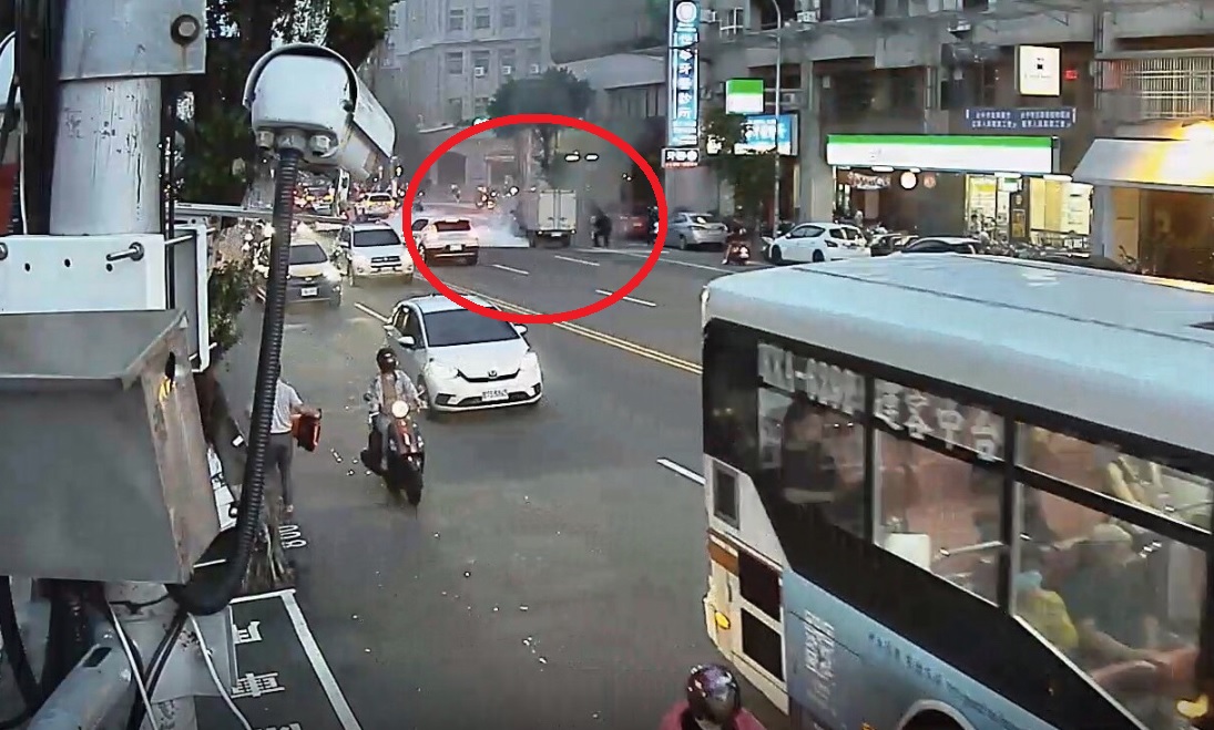 ▲圖說：民權警化身打火英雄，緊急持滅火器將車輛火勢撲滅 （圖／台中市政府提供）