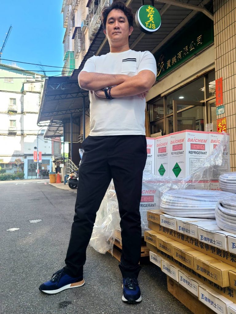 「拓質」實業有限公司董事長黃友良有著樸實無華外表。(記者林金聖攝)