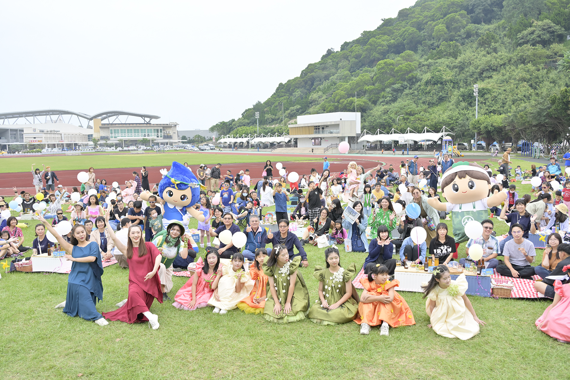▲2023小島野餐吸引了數百位在地的鄉親與遠從台灣來參與藝術島的遊客。／白日夢創意開發股份有限公司提供）