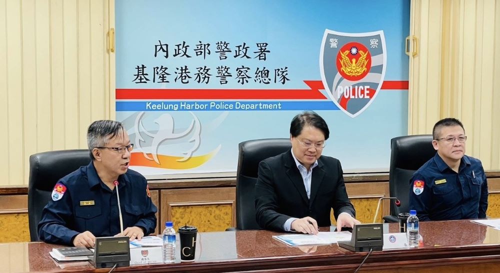 《圖說》內政部長林右昌訪視基隆港務警察總隊業務,聽取總隊長林温柔〈左〉報告,並對港區警力的辛勤付出給予肯定與讚賞。〈基隆港警總隊提供〉