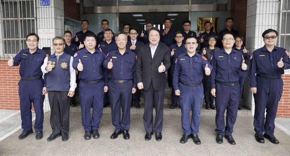 《圖說》內政部長林右昌與基隆港務警察總隊同仁合影。〈基隆港警總隊提供〉