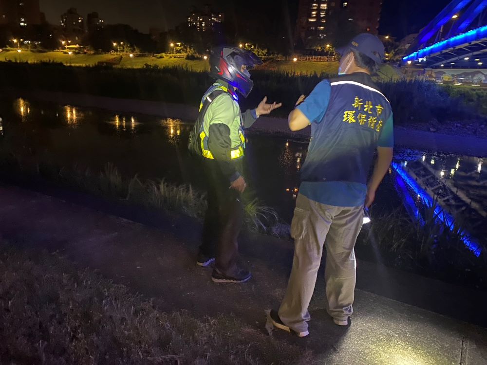 《圖說》為揪出汙染河川的罪魁禍首，稽查員持續於三峽河岸巡查及訪查。〈環保局提供〉