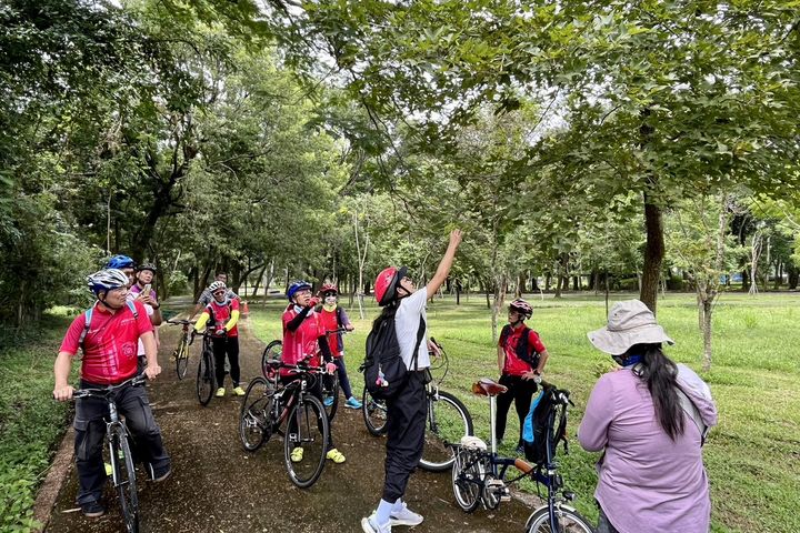 森騎新威植物圖鑑大搜集活動體驗邊騎自行車邊尋找植物的樂趣。 圖:茂林國家風景區管理處/提供