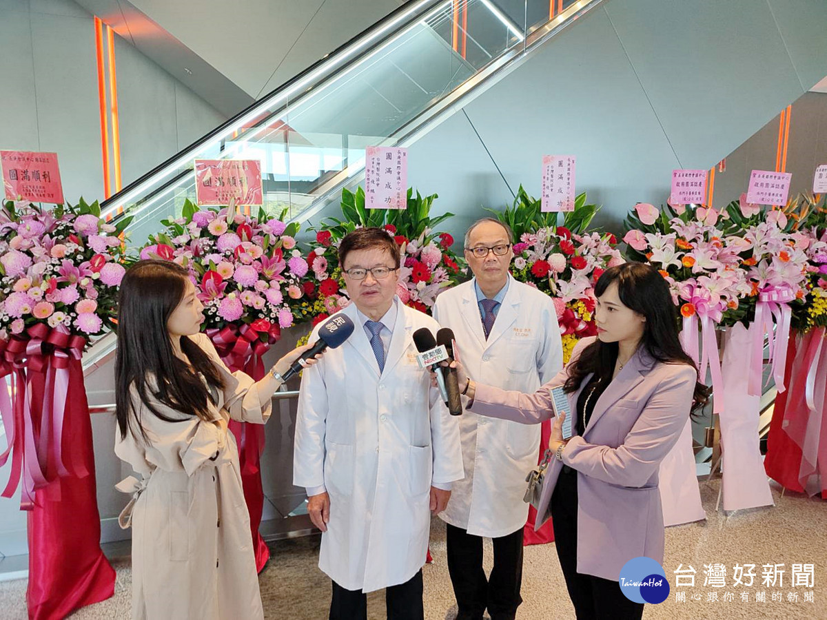 長庚醫決策委員會程文俊主委(左)及林口長庚醫院陳建宗院長(右)接受媒體採訪。(記者陳華興攝)