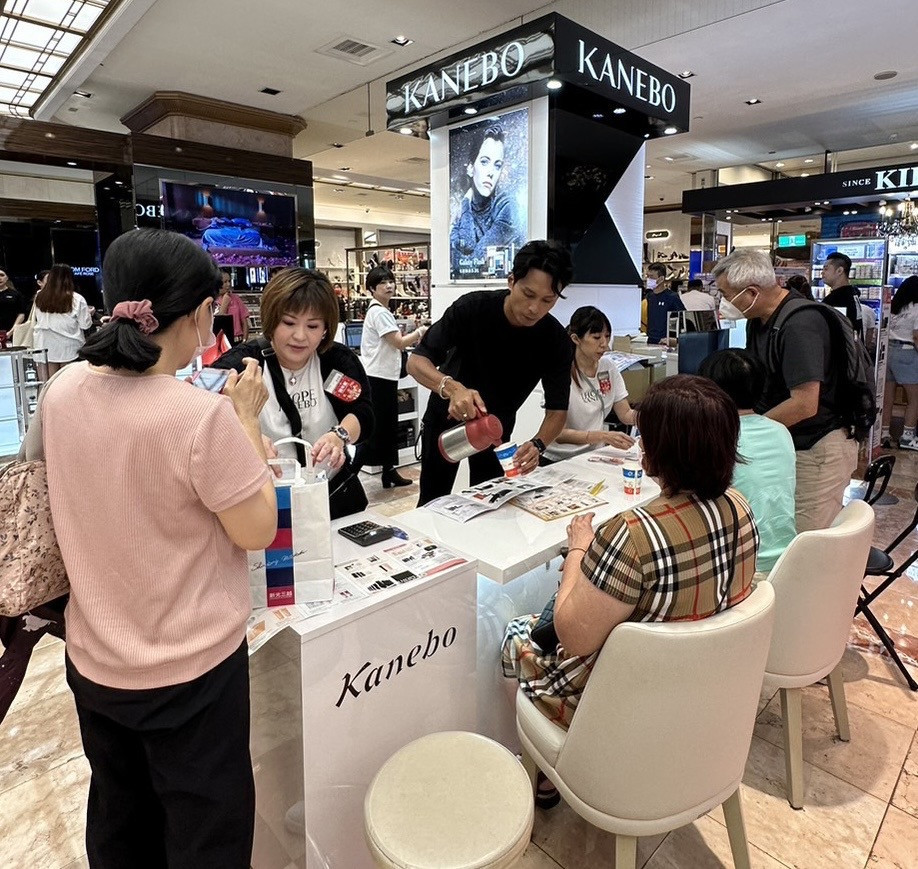 2023週年慶開跑，消費者看準美妝保養品牌祭出多款超值組合，趁機搶購。（圖／KANEBO提供）