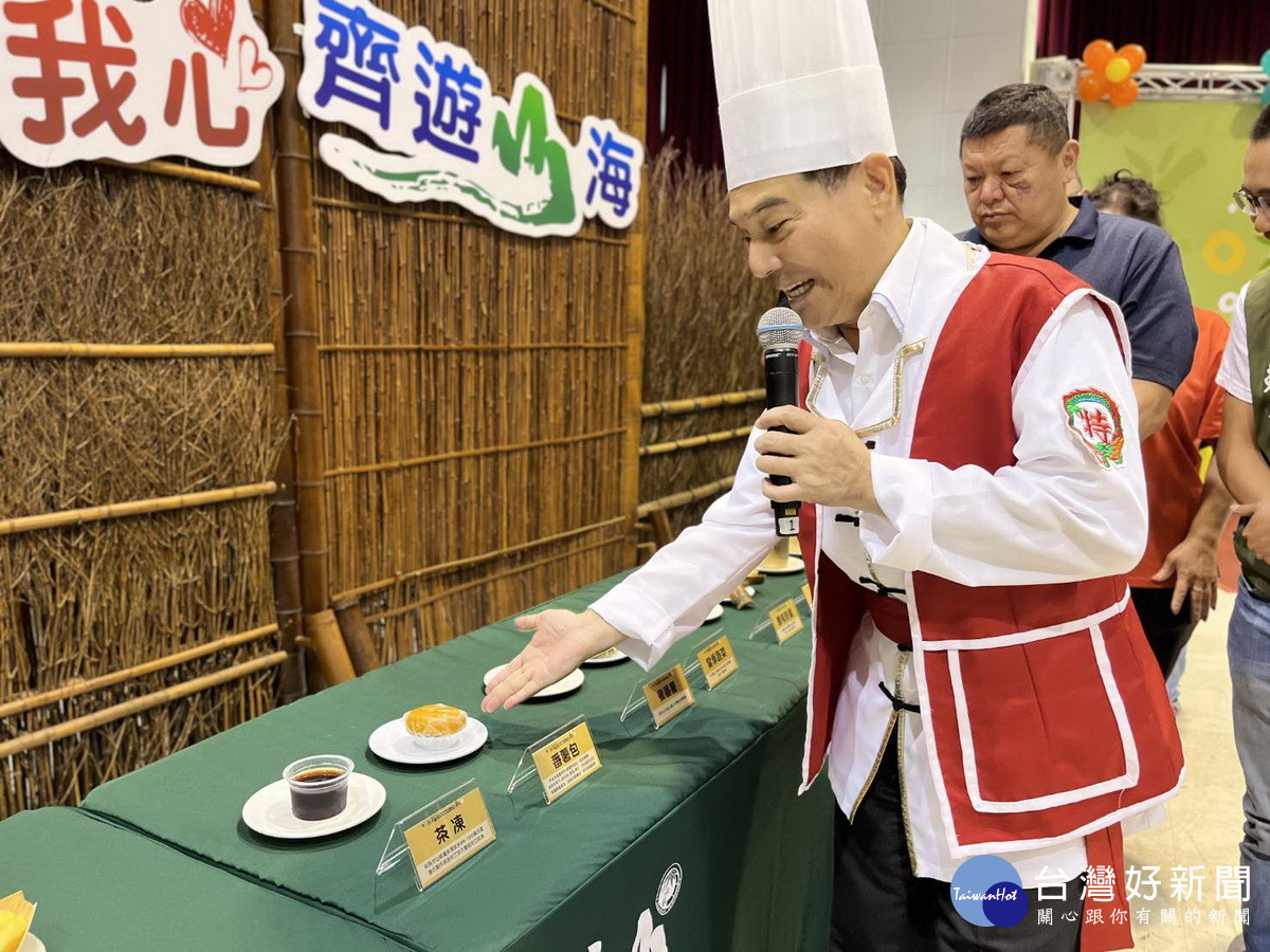 竹山鎮長陳東睦介紹各式筍子美食。(竹山公所提供)