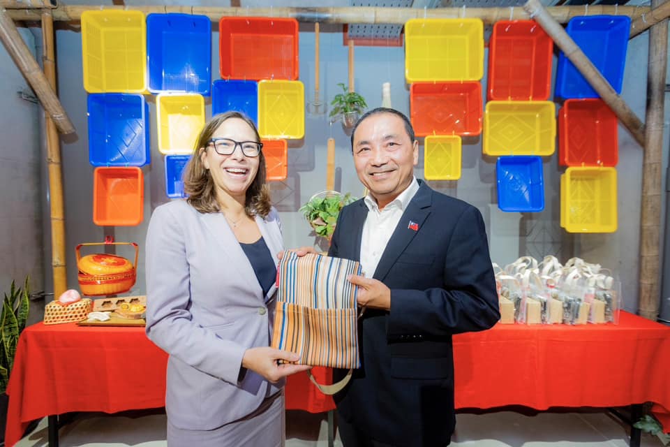 AIT主席羅森伯格(左)訪台,和國民黨總統參選人侯友宜(右)會面。翻攝侯友宜臉書