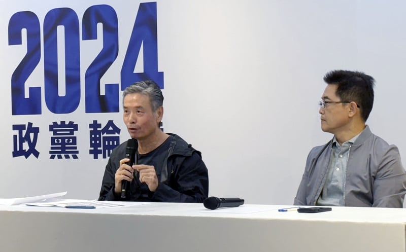 國民黨總統參選人侯友宜競選辦公室執行長金溥聰(左)。中央社