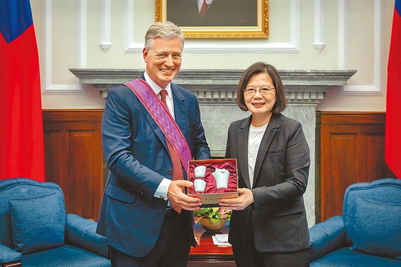 馬英九在演講中直嗆美前國安顧問歐布萊恩,提出台灣政府應每人發一枝AK47步槍,與中共對抗的論述。圖為今年3月歐布萊恩訪台,蔡總統頒受他「特種大綬景星勳章」。圖/總統府提供